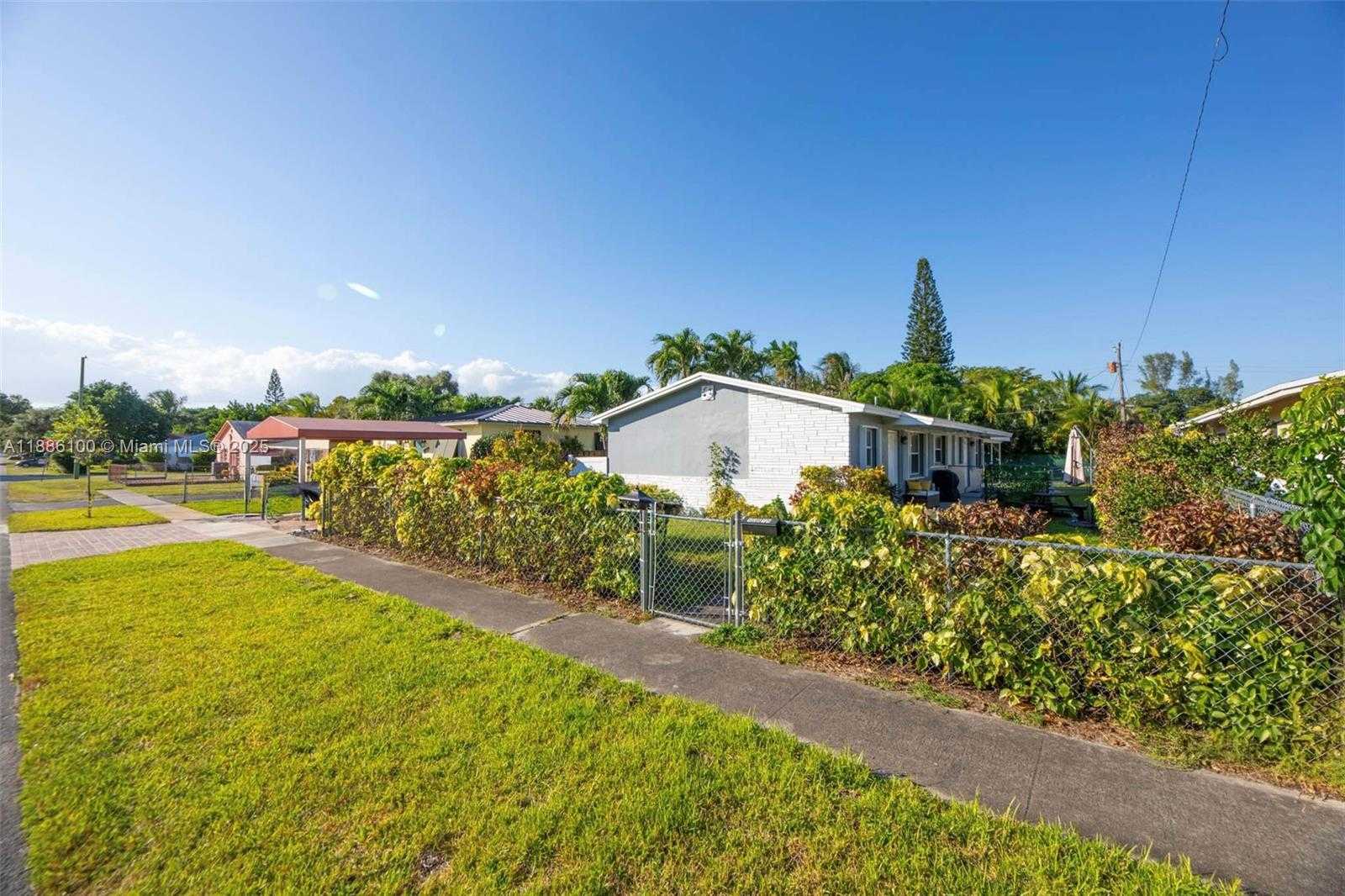 Small Image of 2235 COOLIDGE ST #2, Hollywood Number 3