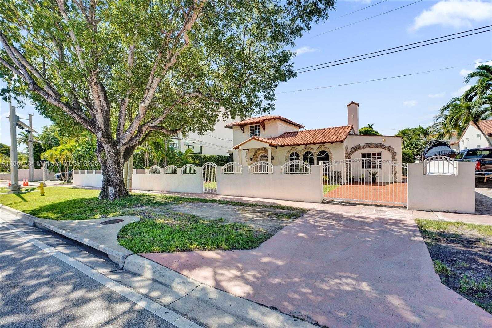 Small Image of 2024 ALTON RD, Miami Beach Number 4