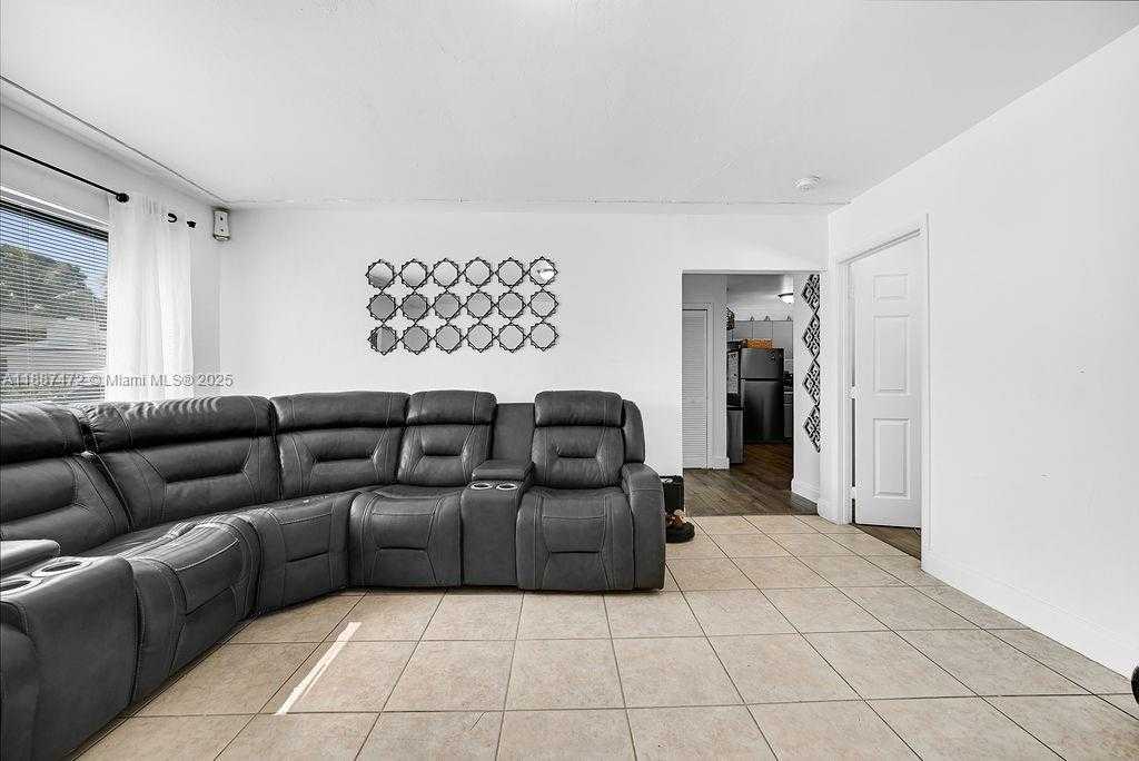 Small Image of 12400 NORTH EAST 11TH CT, North Miami Number 16