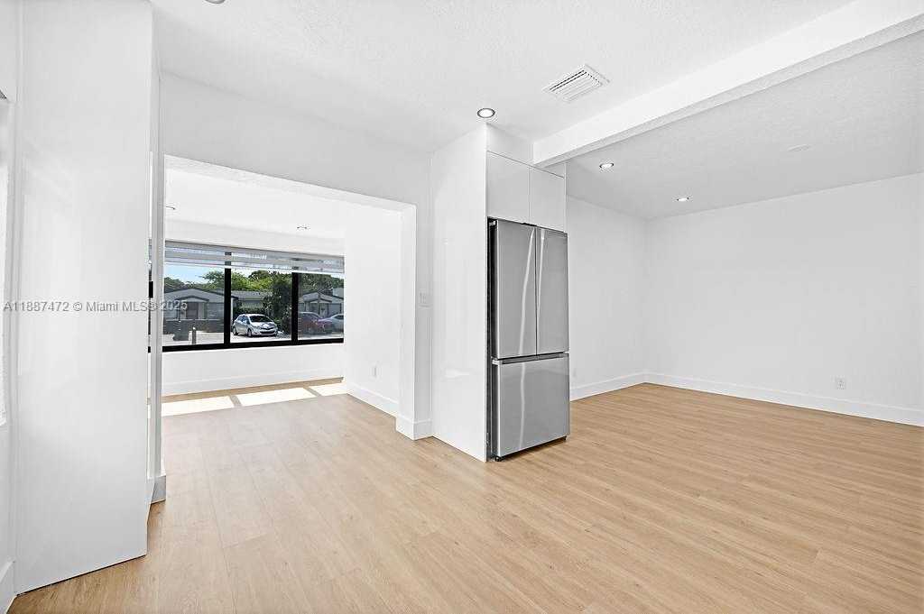 Small Image of 12400 NORTH EAST 11TH CT, North Miami Number 35