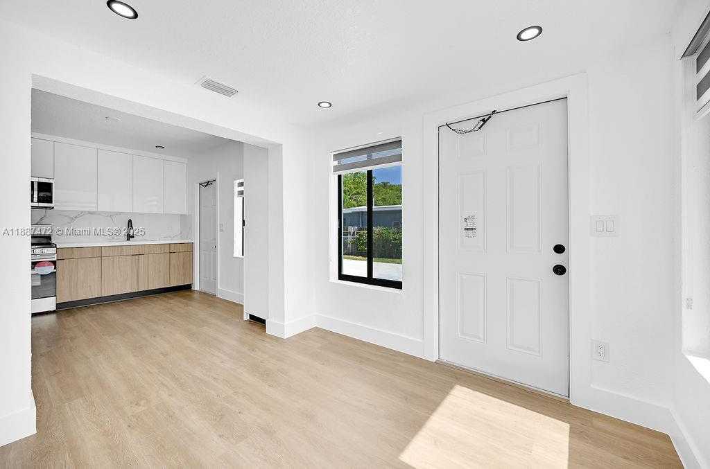 Small Image of 12400 NORTH EAST 11TH CT, North Miami Number 39