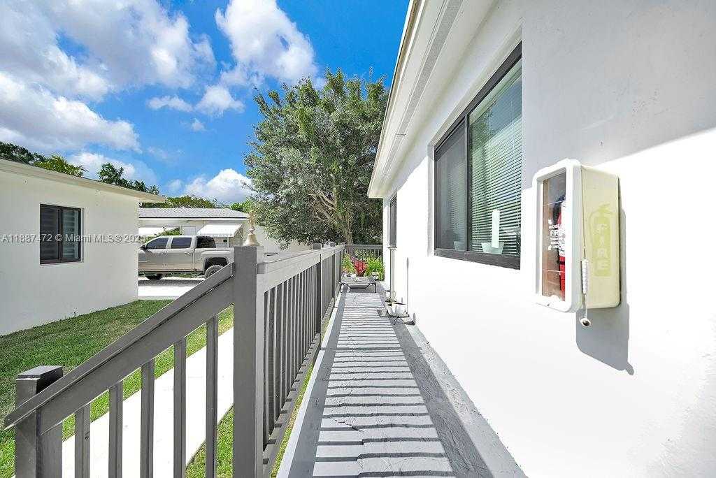 Small Image of 12400 NORTH EAST 11TH CT, North Miami Number 6