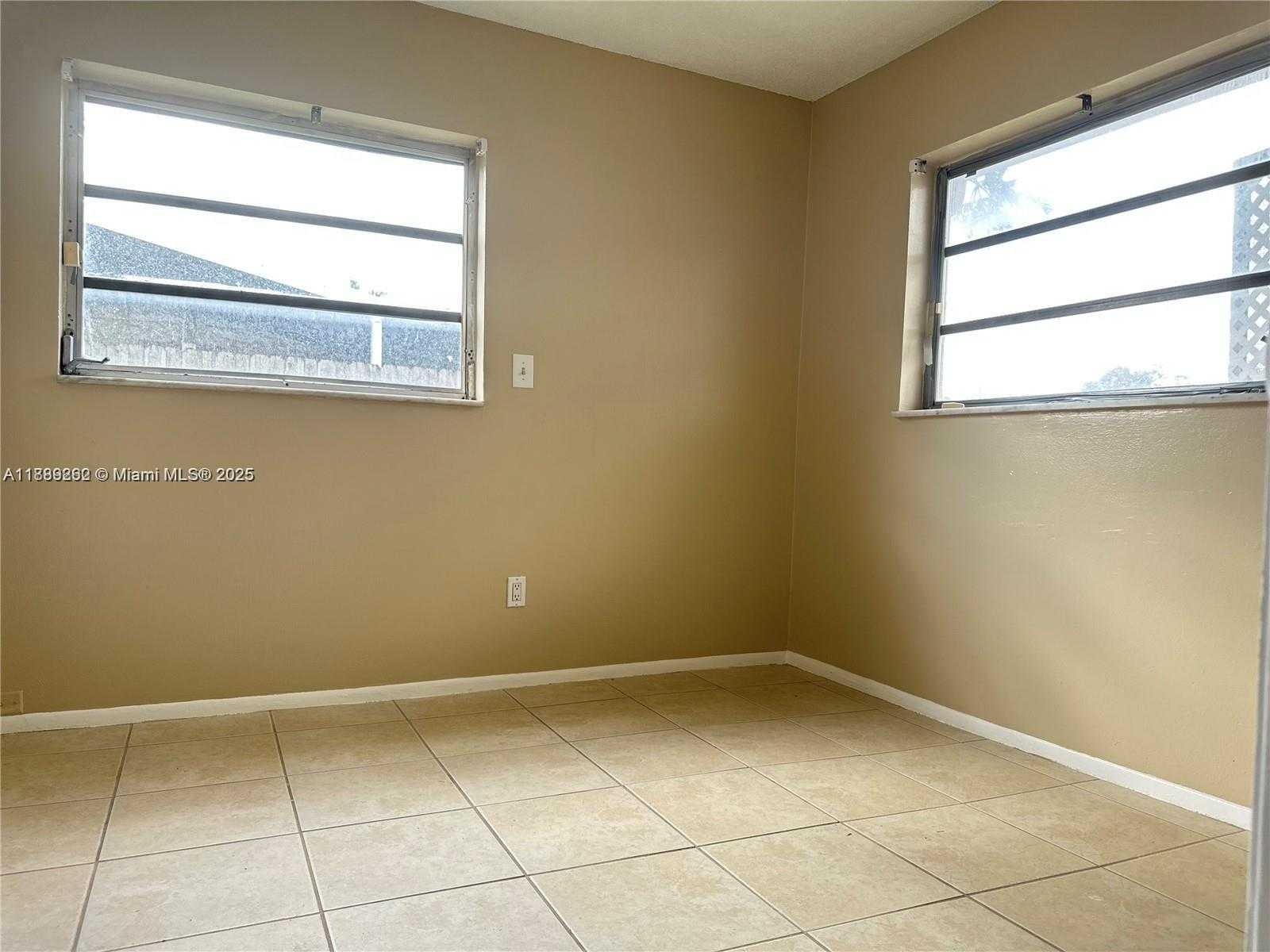 Small Image of 4671 SOUTH WEST 43RD TER, Dania Beach Number 13
