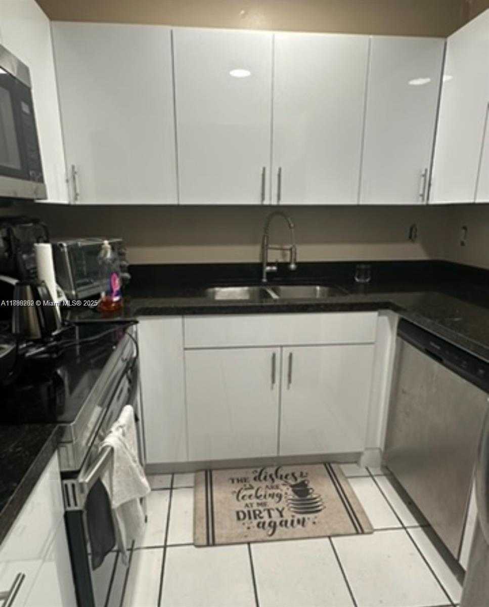 Small Image of 4671 SOUTH WEST 43RD TER, Dania Beach Number 5