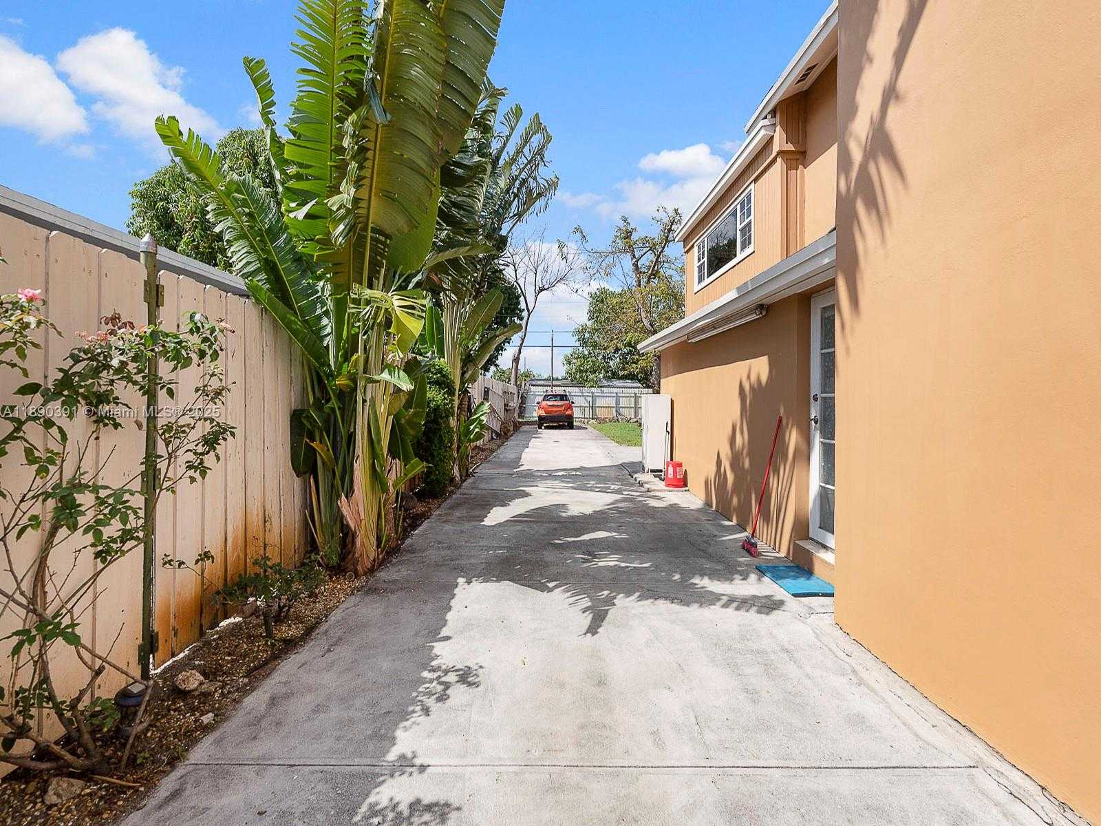 Small Image of 911 EAST 14TH PL, Hialeah Number 3