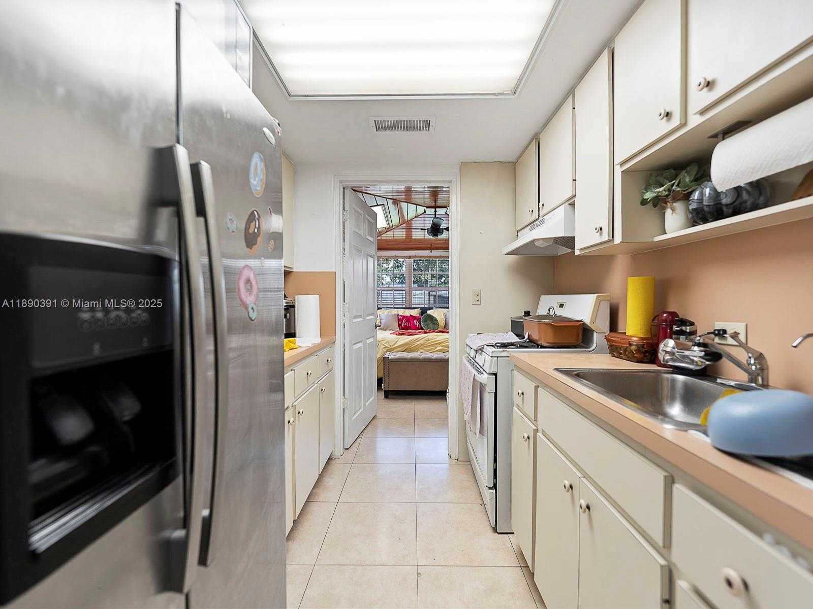 Small Image of 911 EAST 14TH PL, Hialeah Number 32