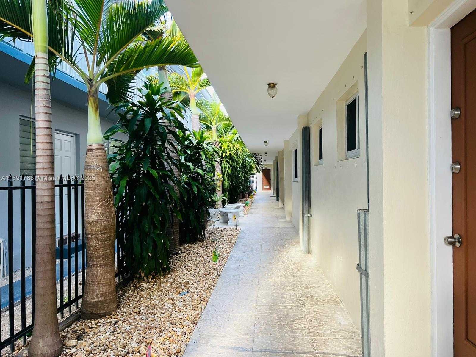 Small Image of 7435 BYRON AVE #10, Miami Beach Number 3