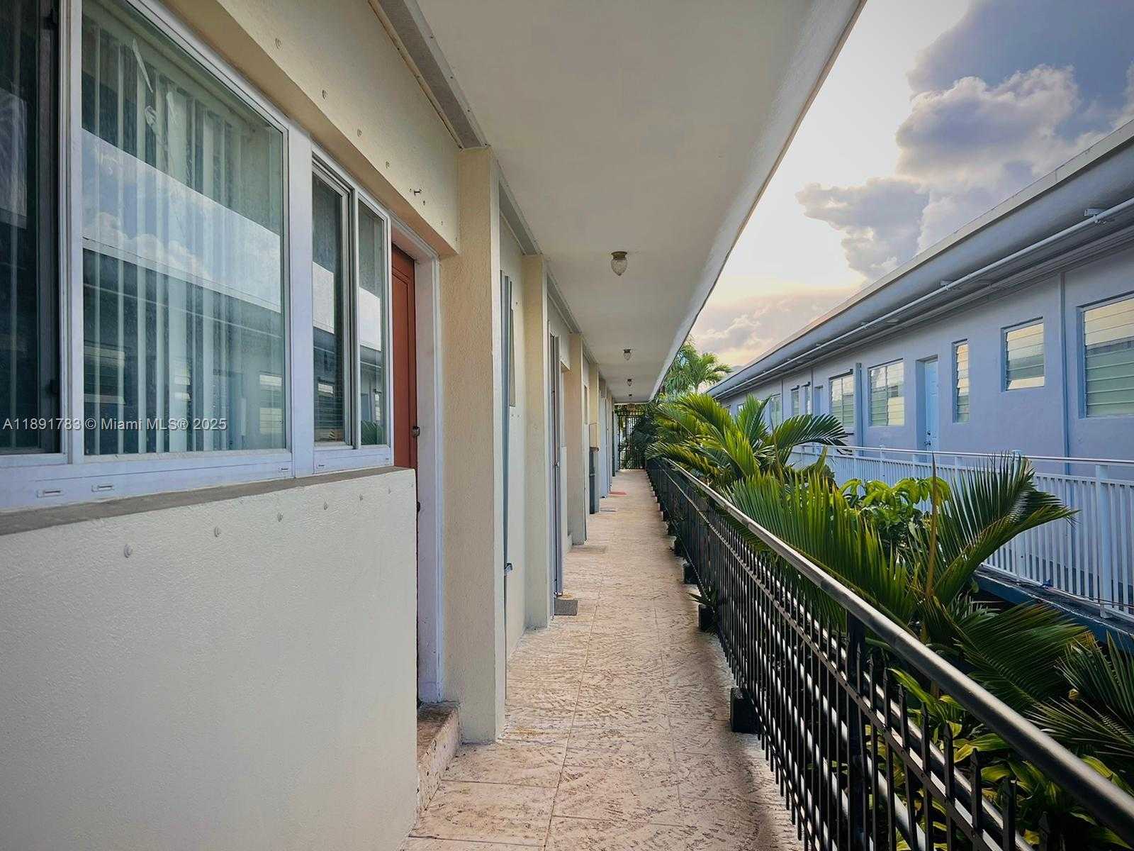 Small Image of 7435 BYRON AVE #10, Miami Beach Number 4