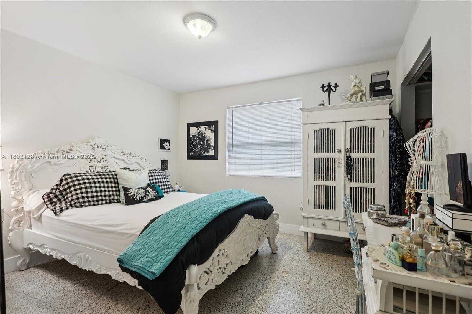 Small Image of 3300 SOUTH WEST 9TH TER, Miami Number 19