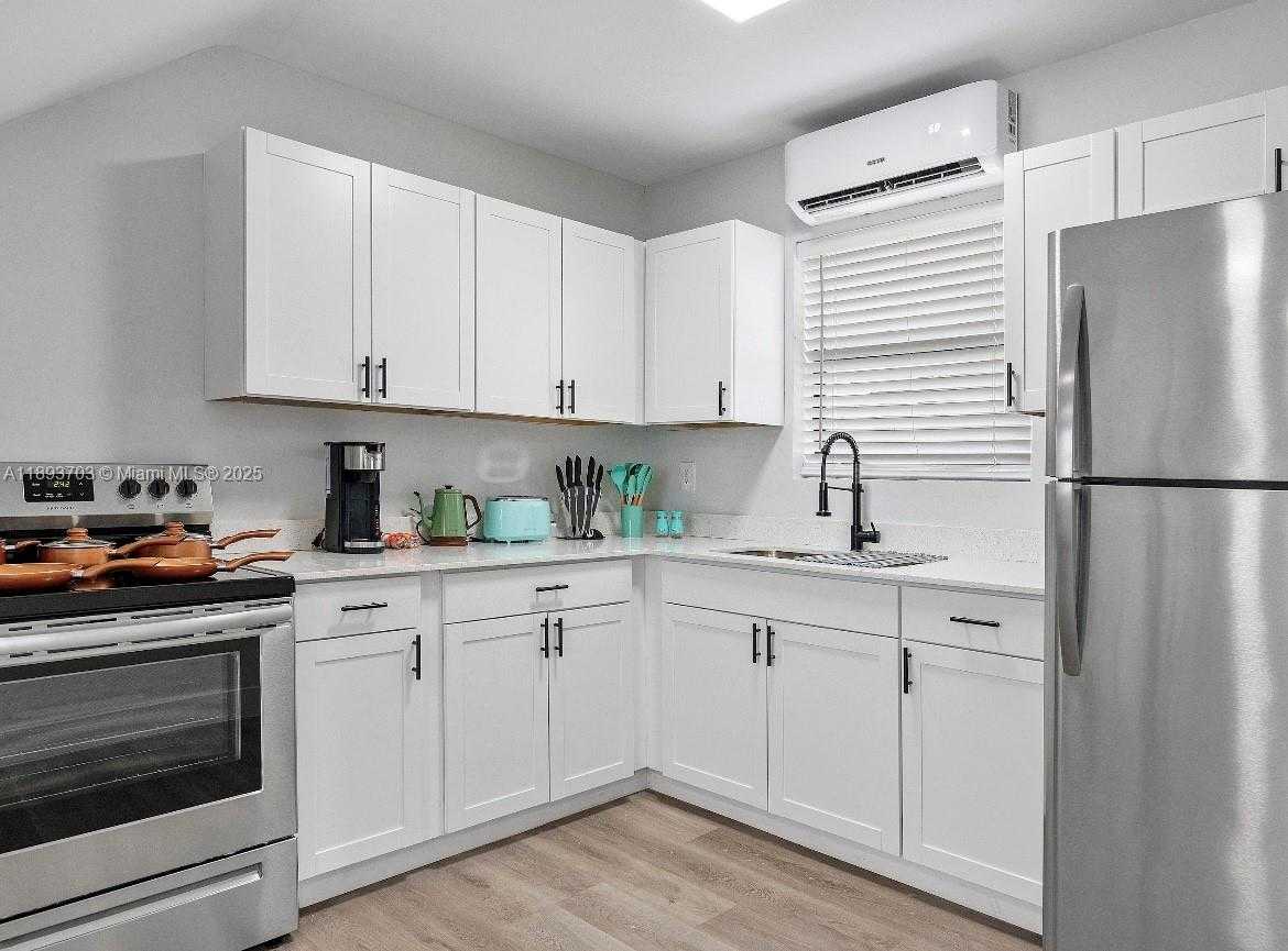 Small Image of 584 NORTH WEST 30TH ST, Miami Number 6