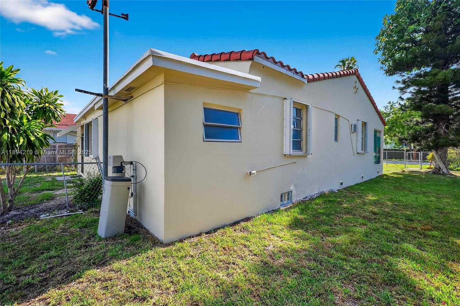 Small Image of 5900 NORTH EAST 4TH CT, Miami Number 31