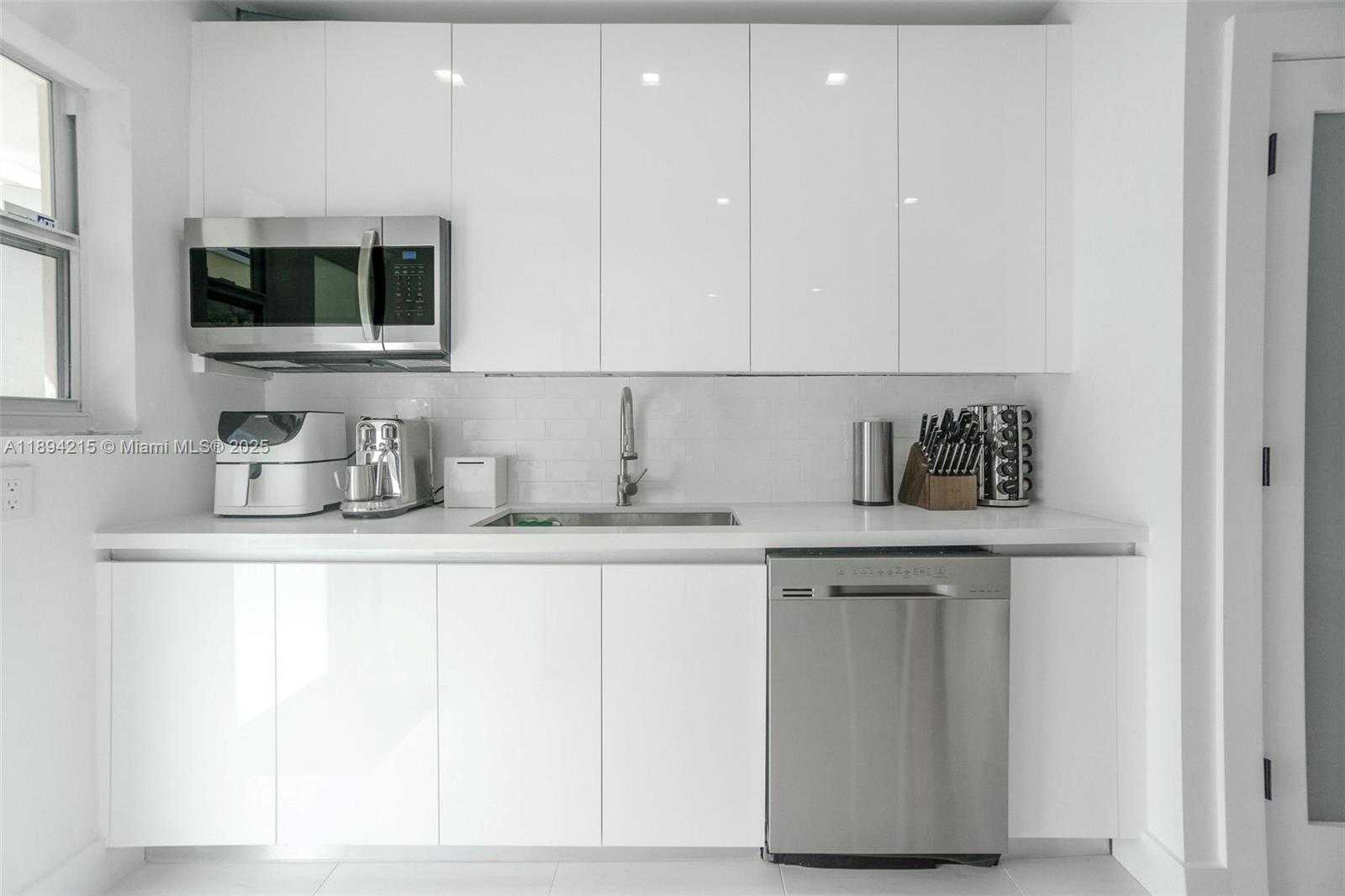Small Image of 3909 GARDEN AVENUE #4, Miami Beach Number 11