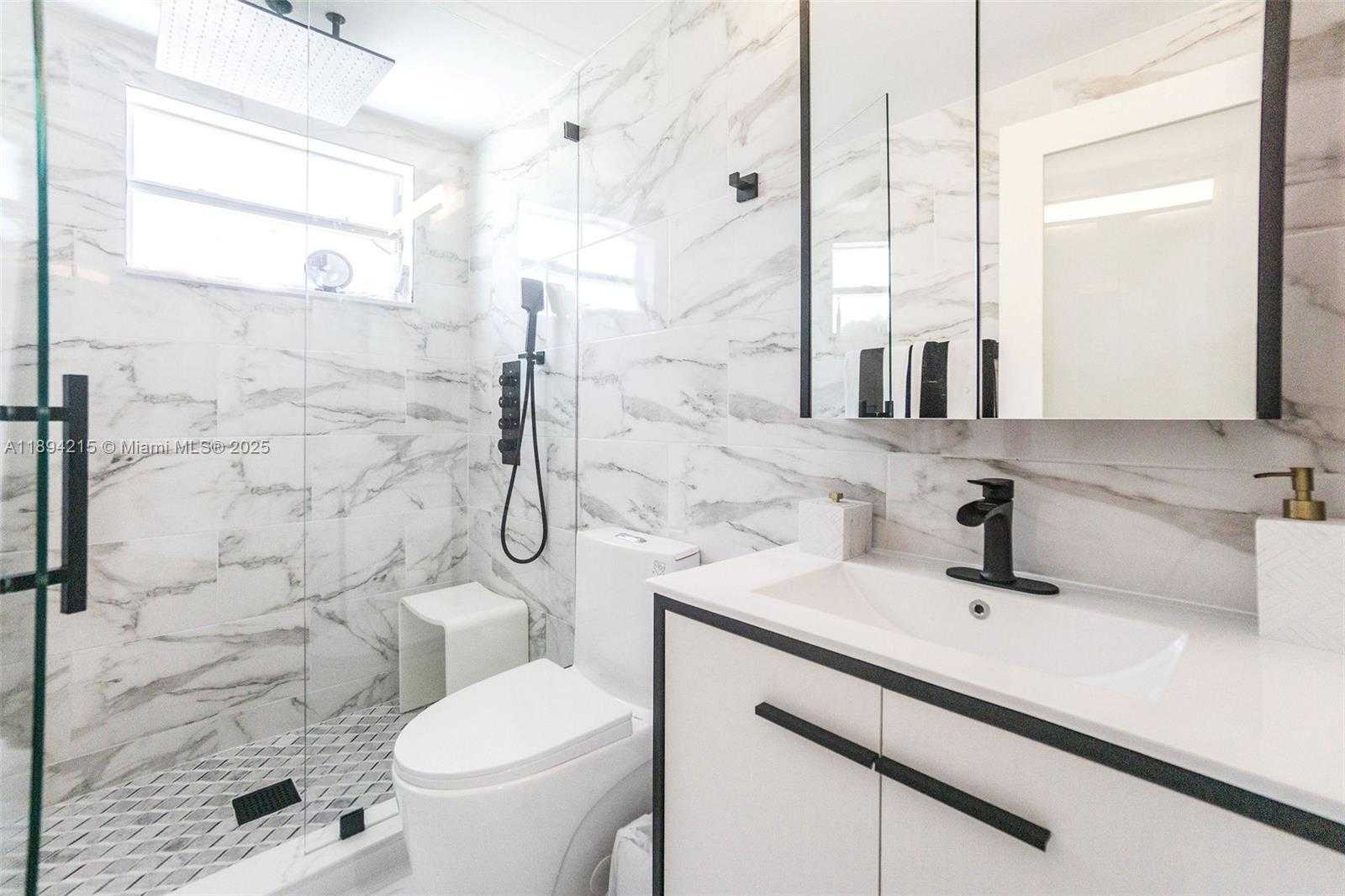 Small Image of 3909 GARDEN AVENUE #4, Miami Beach Number 12