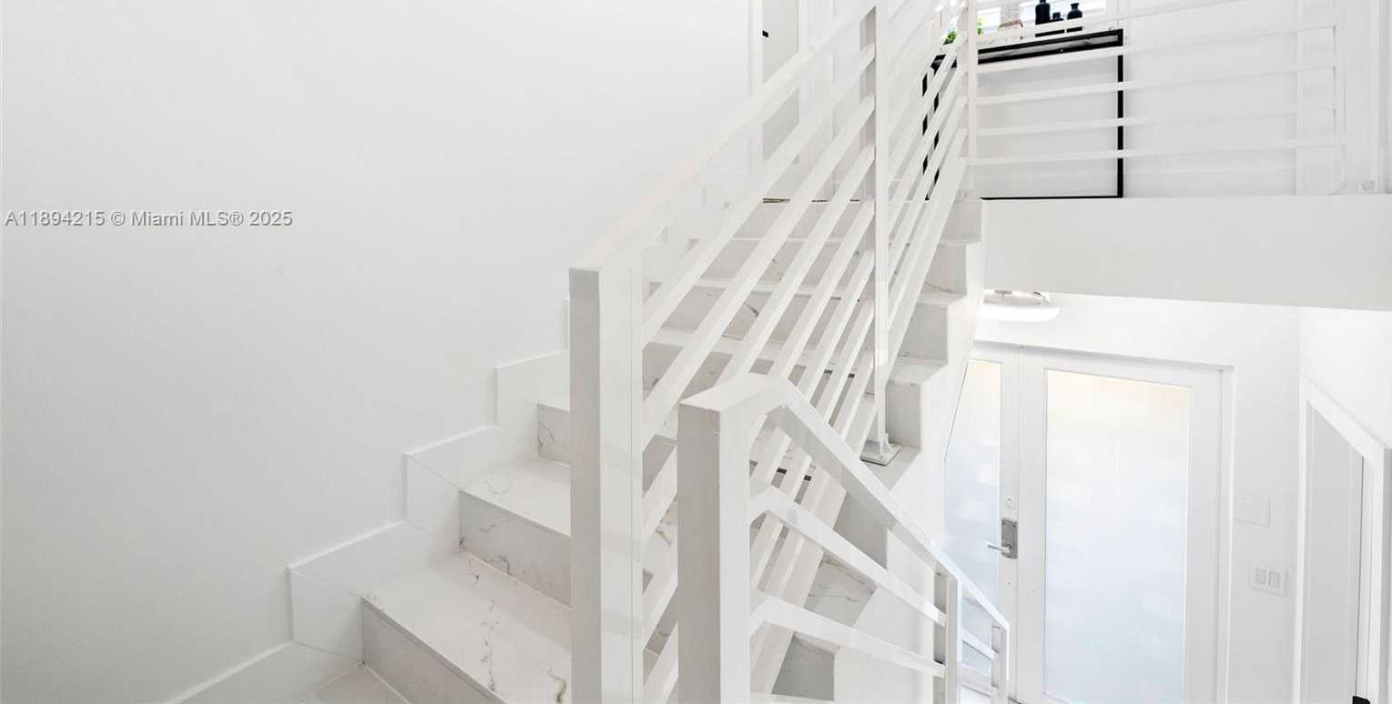 Small Image of 3909 GARDEN AVENUE #4, Miami Beach Number 14
