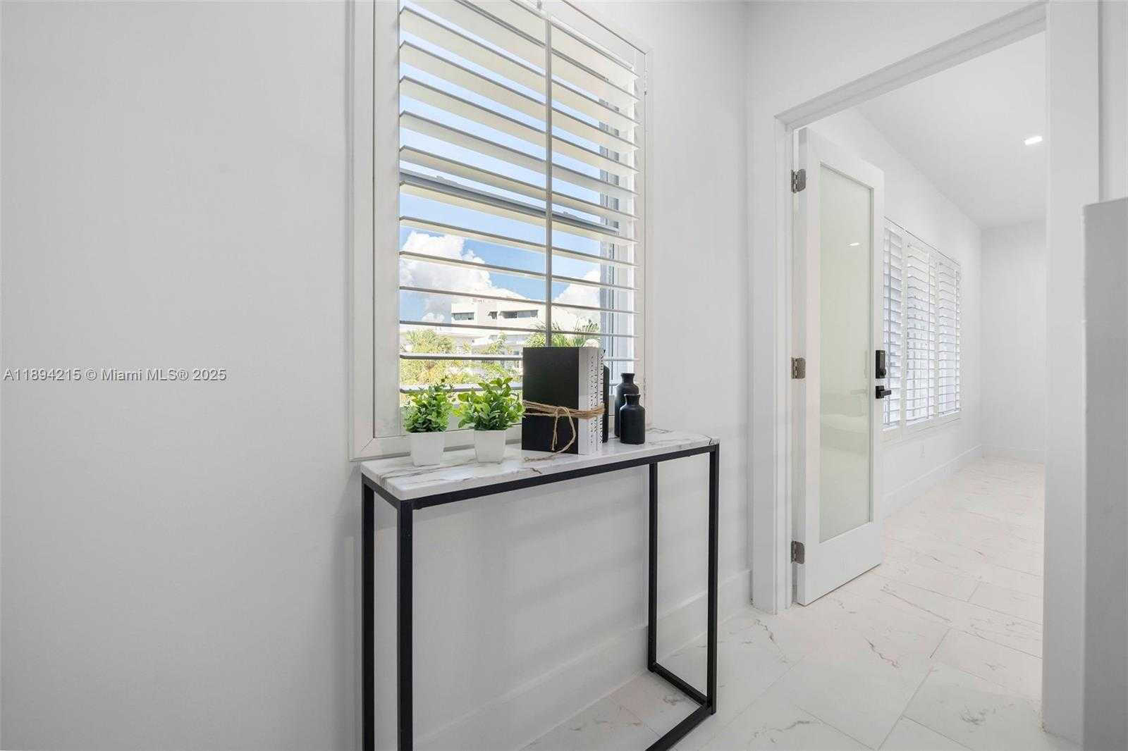Small Image of 3909 GARDEN AVENUE #4, Miami Beach Number 15