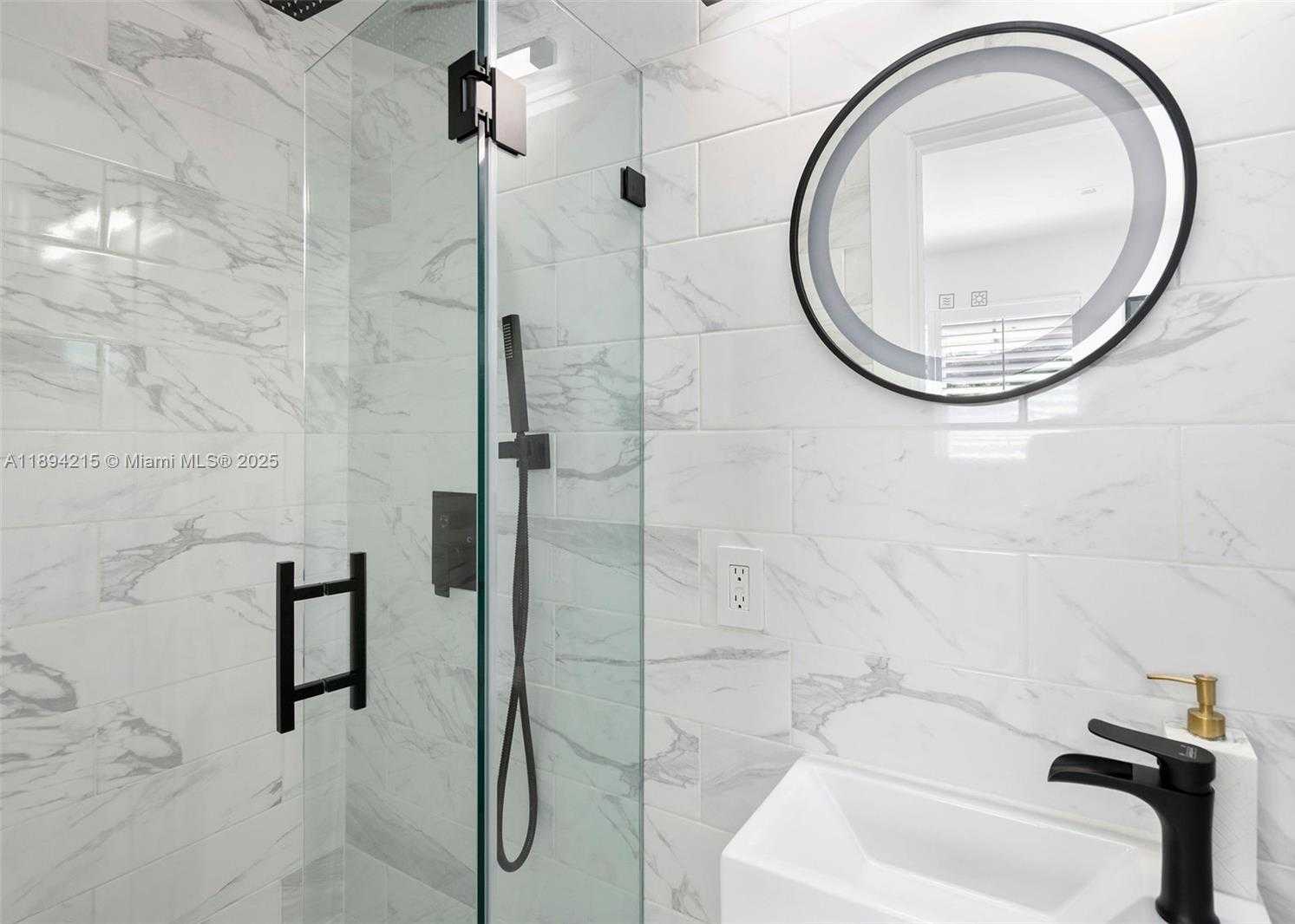 Small Image of 3909 GARDEN AVENUE #4, Miami Beach Number 17