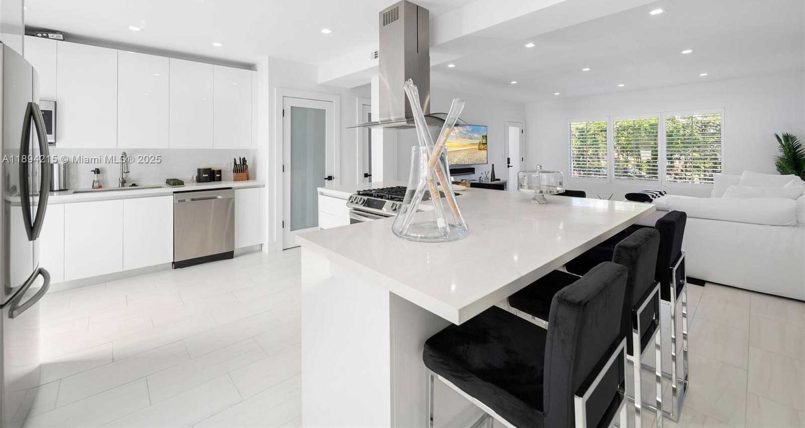 Small Image of 3909 GARDEN AVENUE #4, Miami Beach Number 19
