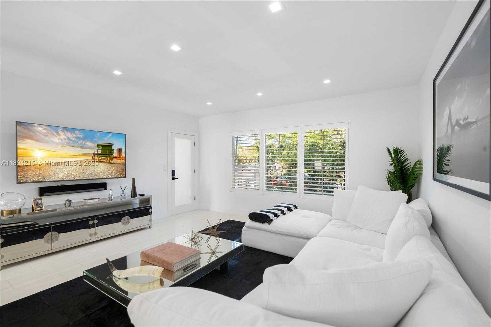 Small Image of 3909 GARDEN AVENUE #4, Miami Beach Number 3
