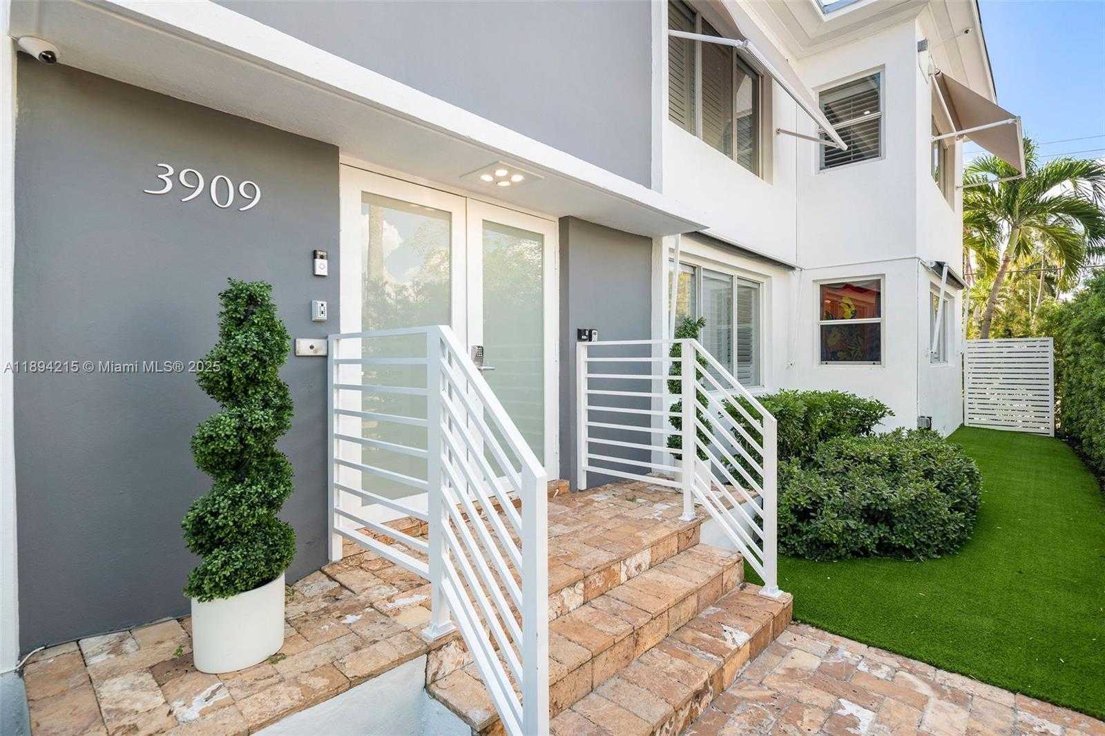 Small Image of 3909 GARDEN AVENUE #4, Miami Beach Number 36
