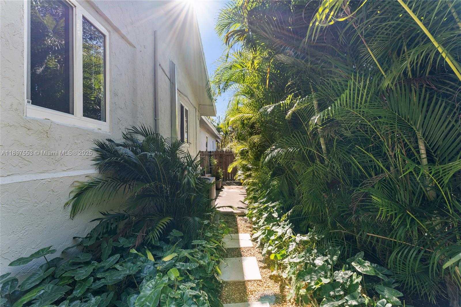 Small Image of 19 NORTH EAST 48TH ST, Miami Number 33