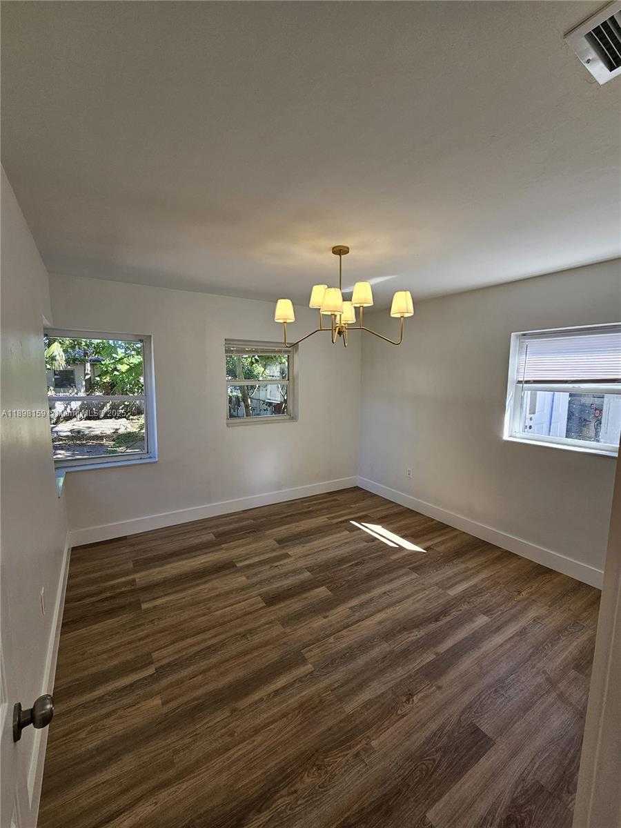 Small Image of 1915 NORMANDY DR, Miami Beach Number 14