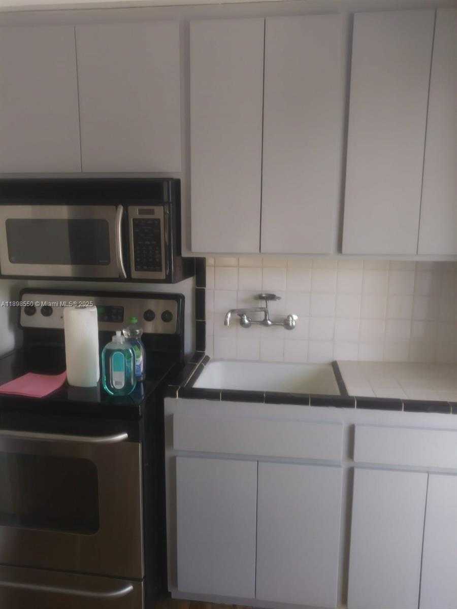 Small Image of 7420 CARLYLE AVE, Miami Beach Number 2