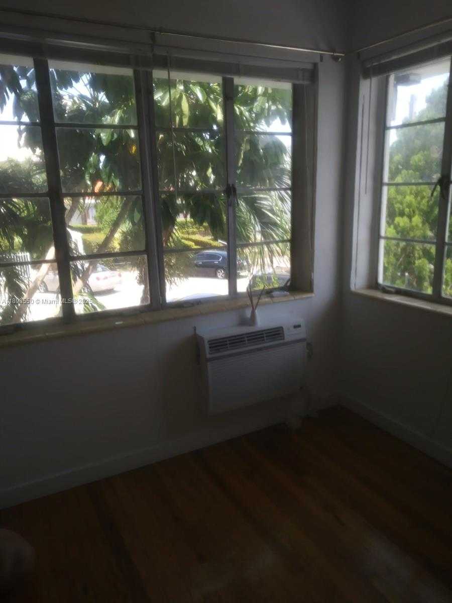 Small Image of 7420 CARLYLE AVE, Miami Beach Number 3