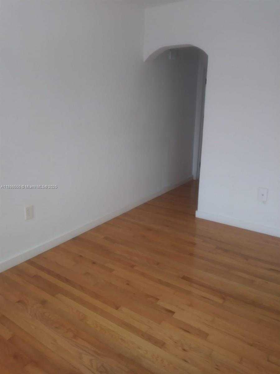 Small Image of 7420 CARLYLE AVE, Miami Beach Number 4