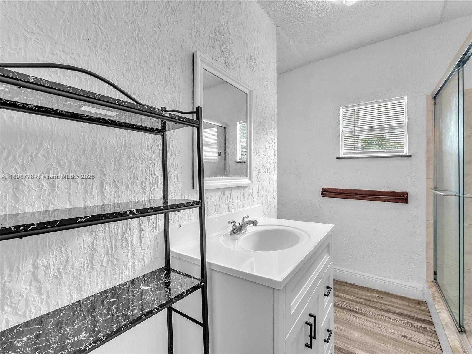 Small Image of 1932 DEWEY ST, Hollywood Number 13