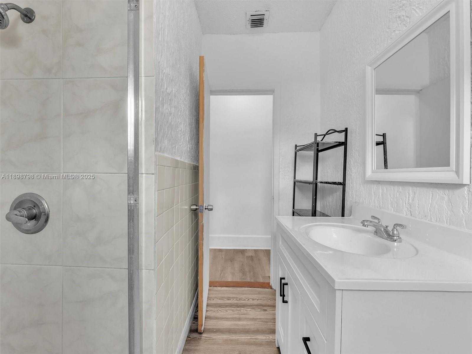 Small Image of 1932 DEWEY ST, Hollywood Number 14