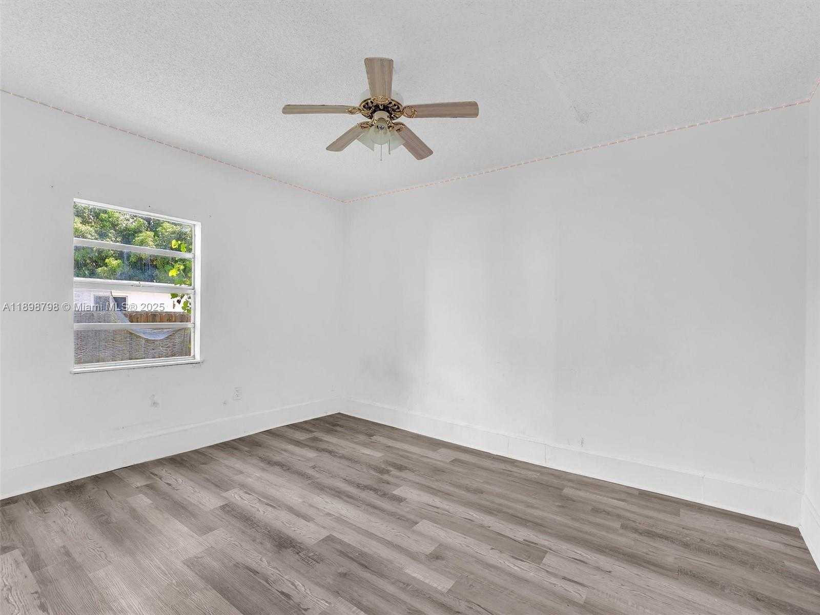 Small Image of 1932 DEWEY ST, Hollywood Number 20