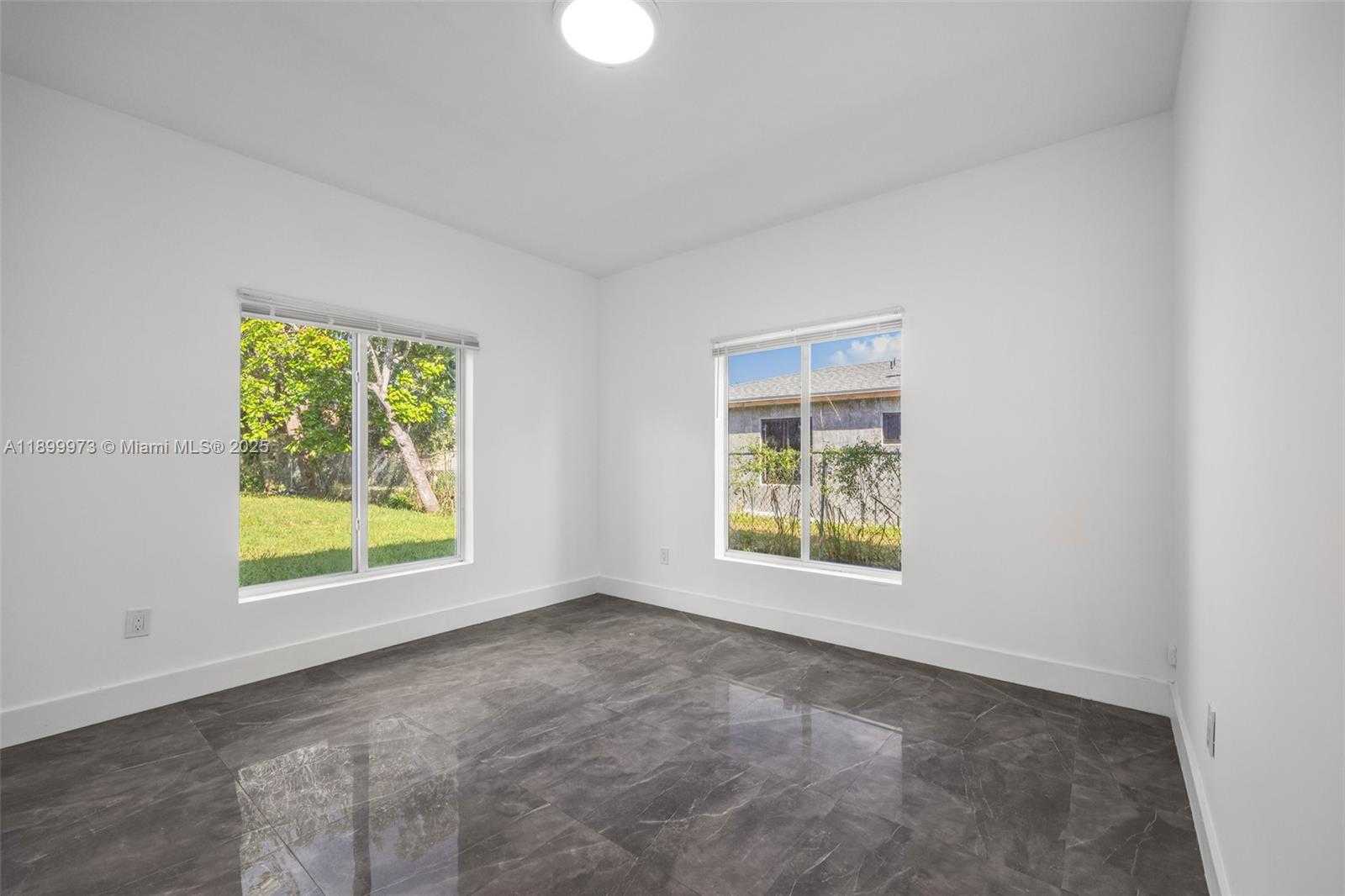 Small Image of Miami Number 10