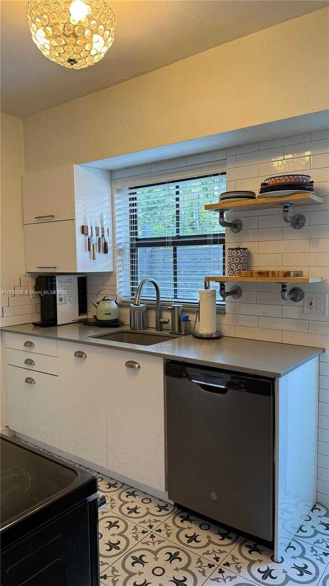 Small Image of 2 NORTH EAST 44 ST #2, Miami Number 7