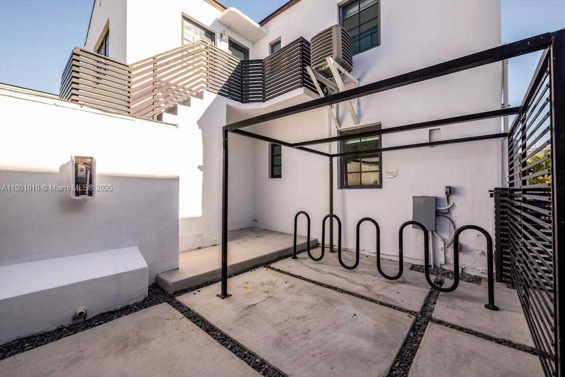 Small Image of Miami Beach Number 31