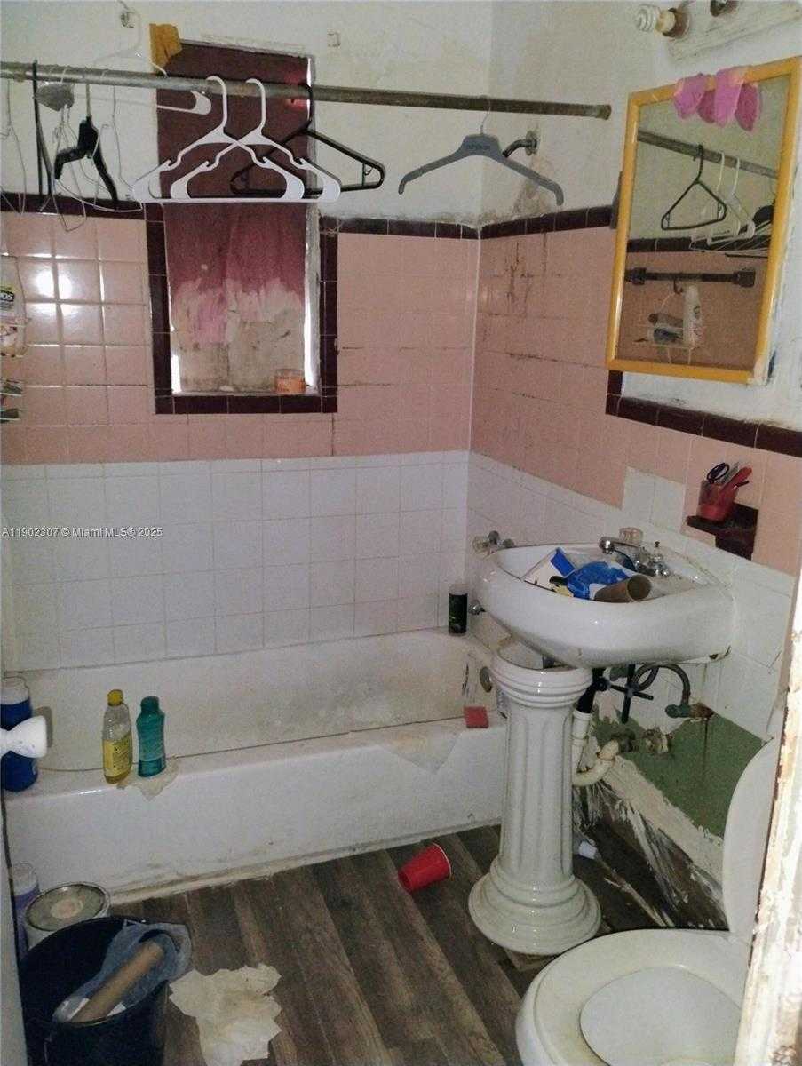 Small Image of 2324 NORTH WEST 35TH ST, Miami Number 10