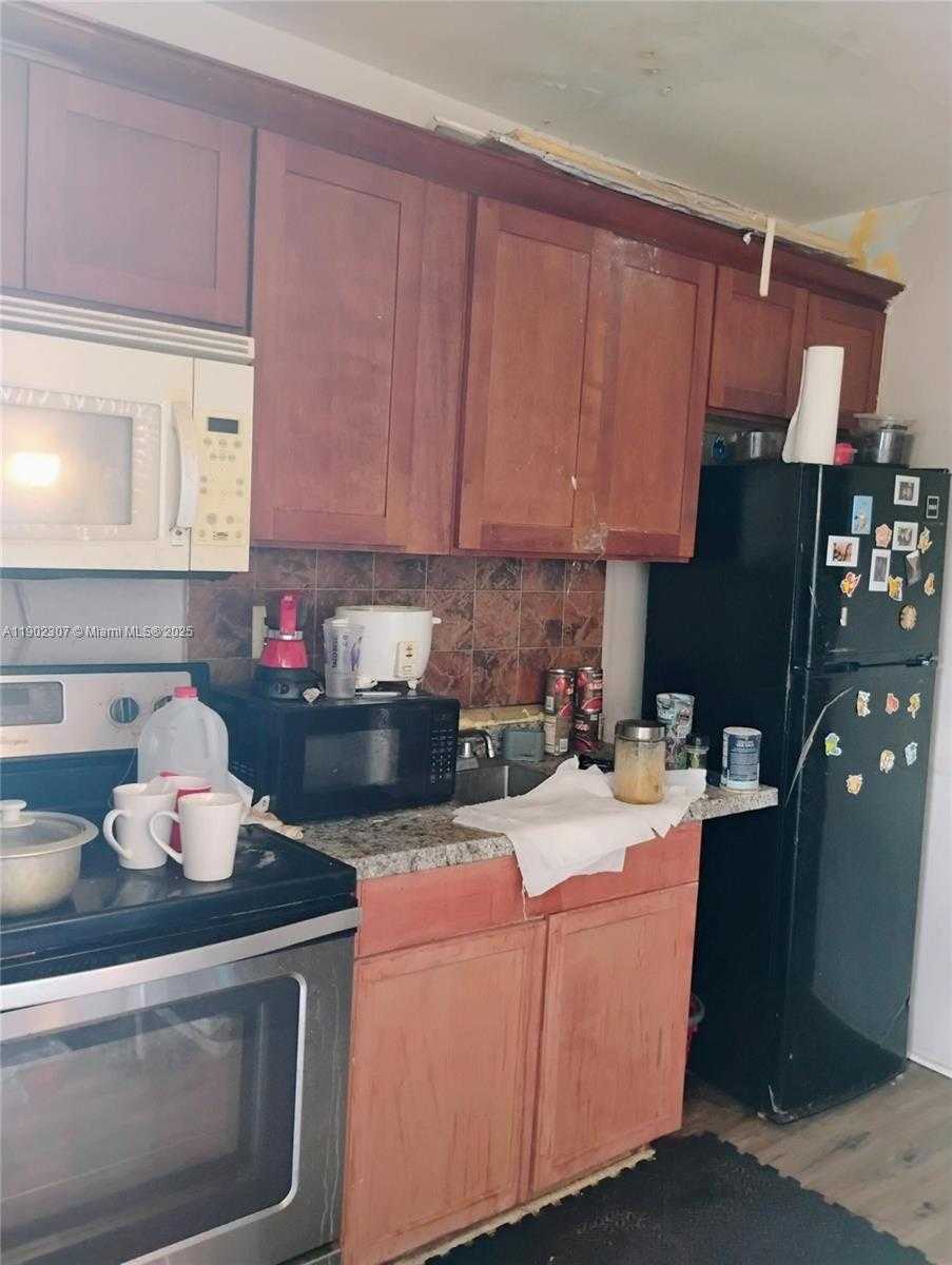 Small Image of 2324 NORTH WEST 35TH ST, Miami Number 2