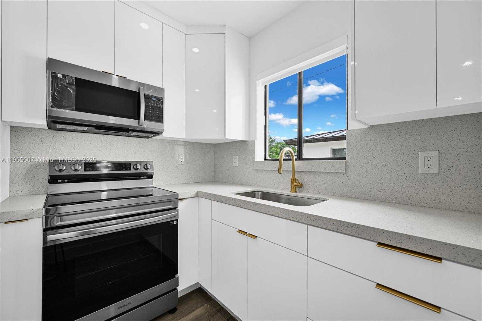 Small Image of 1918 TAFT ST, Hollywood Number 10