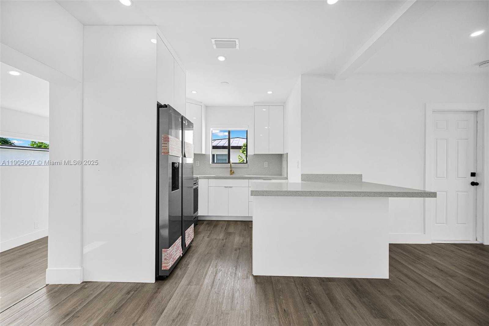 Small Image of 1918 TAFT ST, Hollywood Number 13