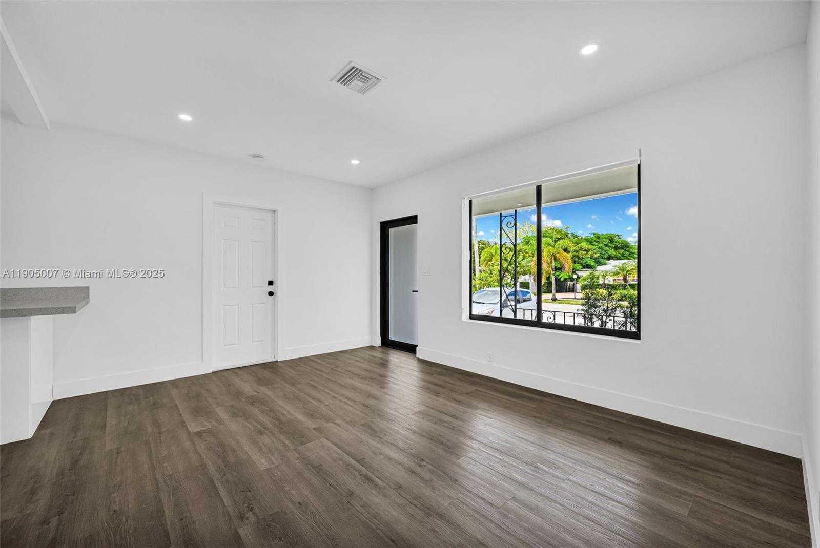 Small Image of 1918 TAFT ST, Hollywood Number 15