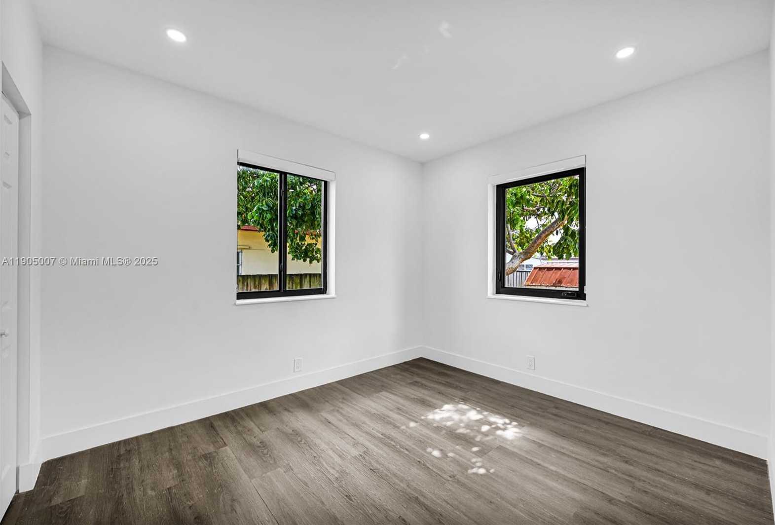 Small Image of 1918 TAFT ST, Hollywood Number 19