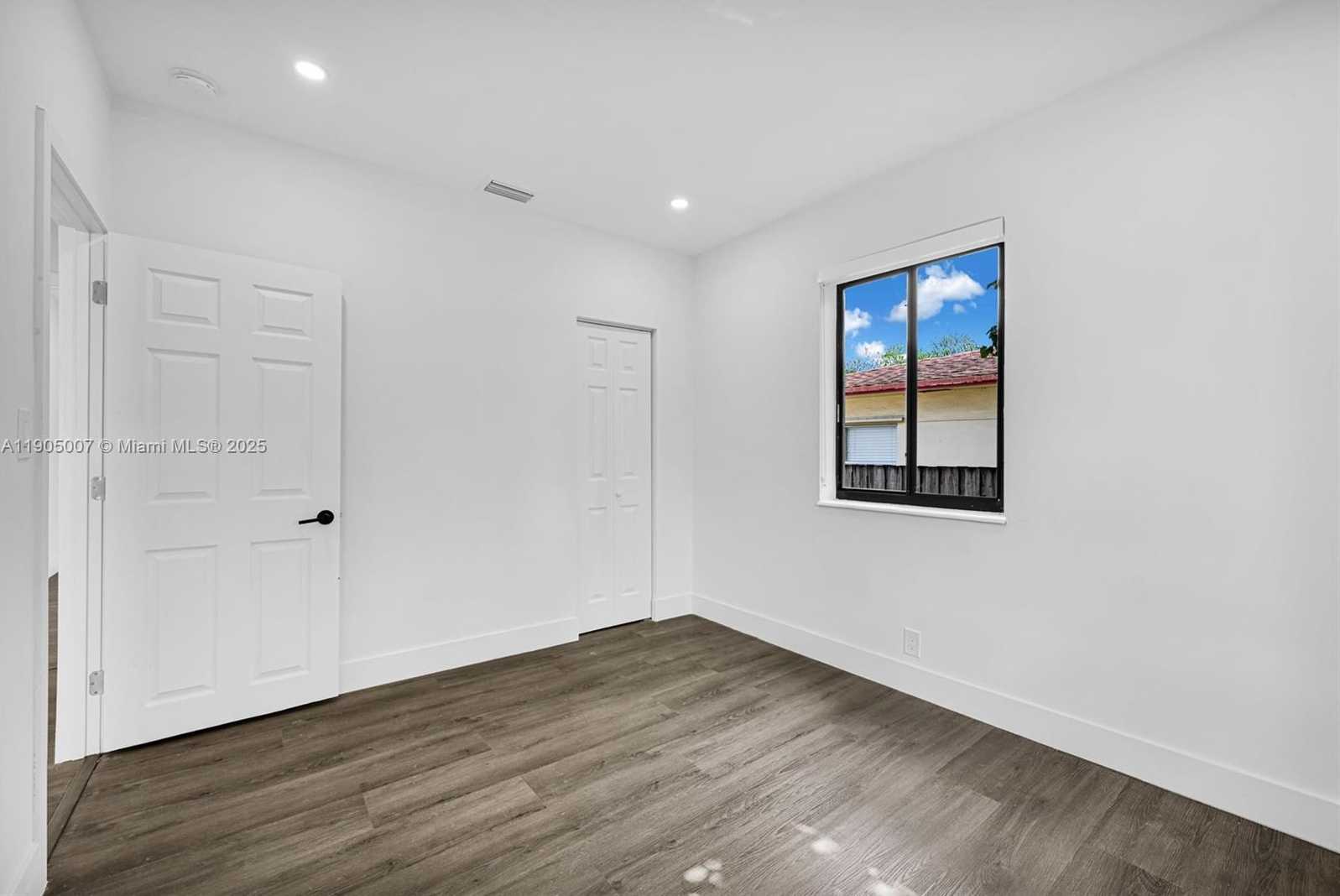 Small Image of 1918 TAFT ST, Hollywood Number 21