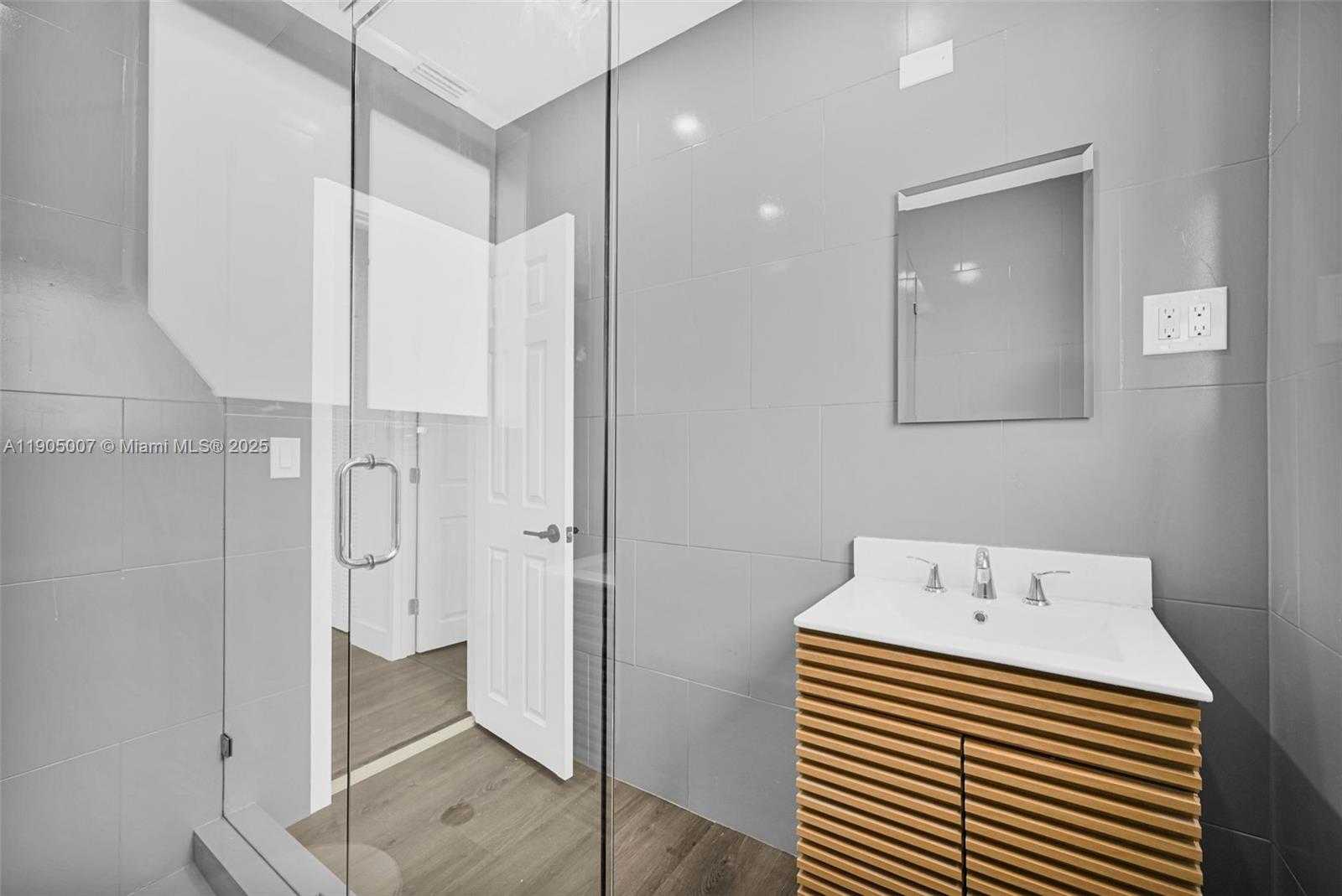 Small Image of 1918 TAFT ST, Hollywood Number 23