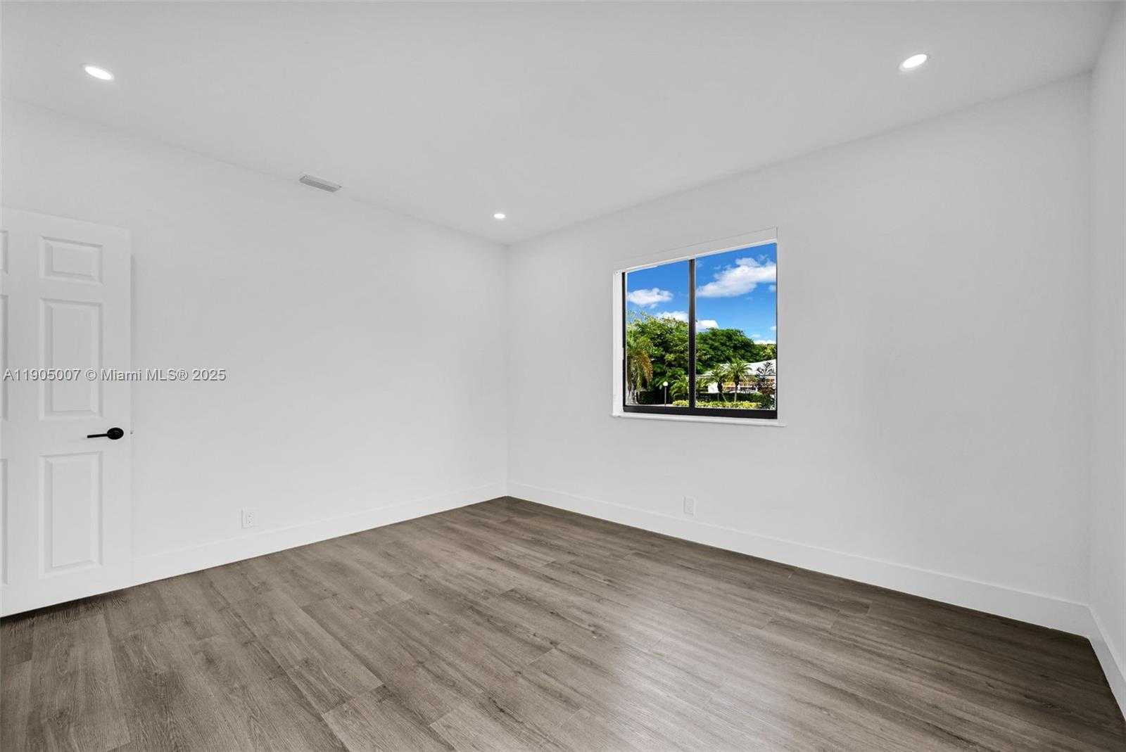 Small Image of 1918 TAFT ST, Hollywood Number 26