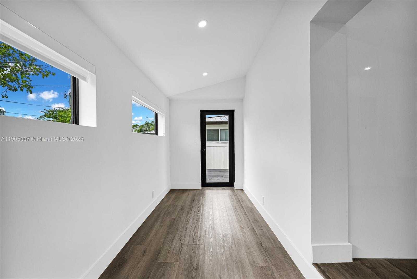 Small Image of 1918 TAFT ST, Hollywood Number 31