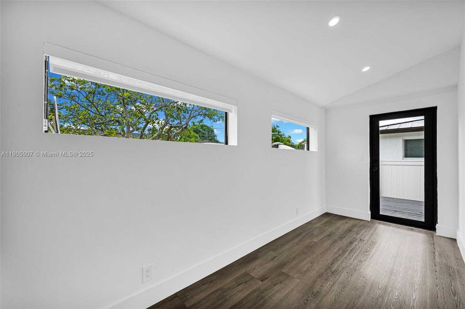 Small Image of 1918 TAFT ST, Hollywood Number 32