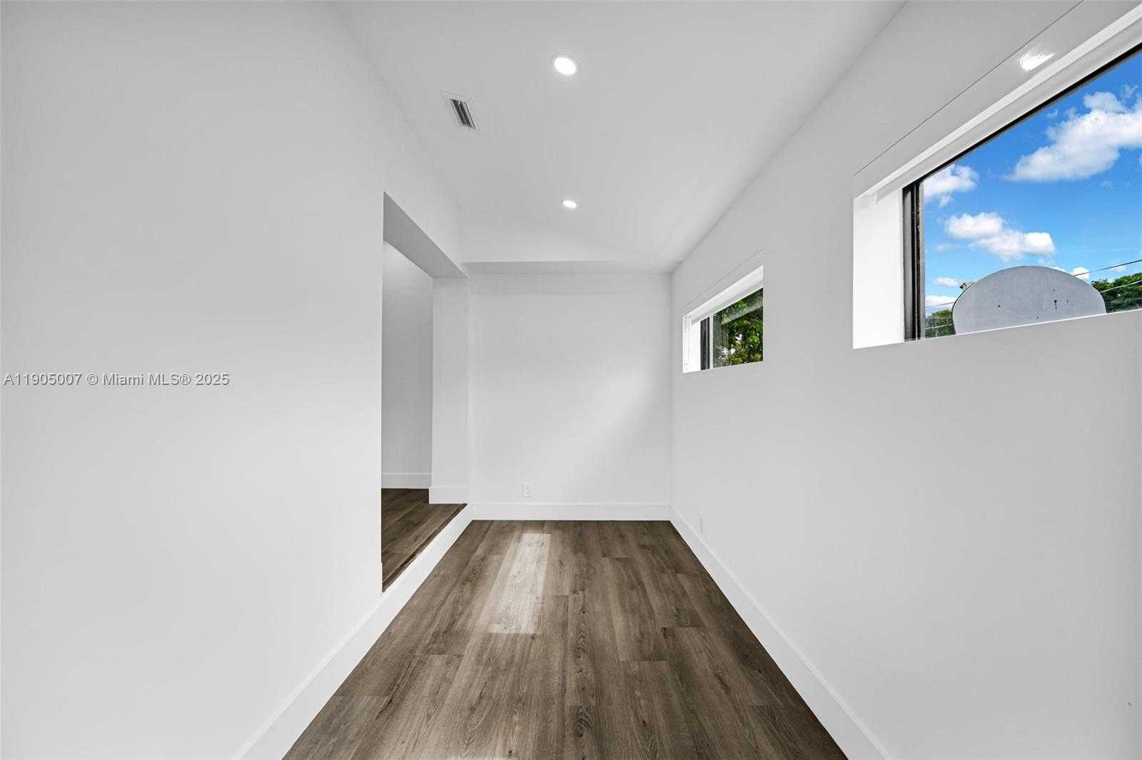 Small Image of 1918 TAFT ST, Hollywood Number 33