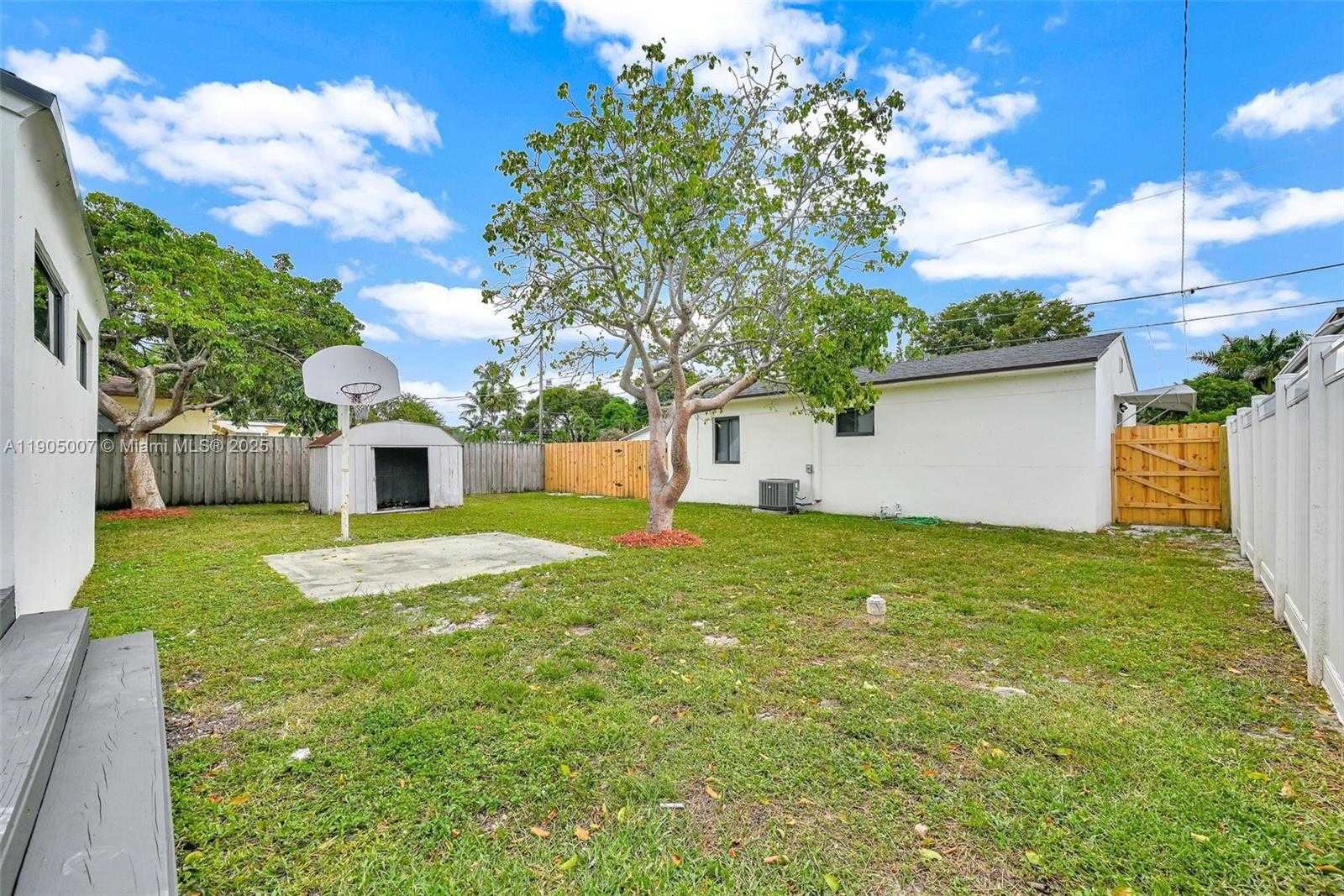 Small Image of 1918 TAFT ST, Hollywood Number 37