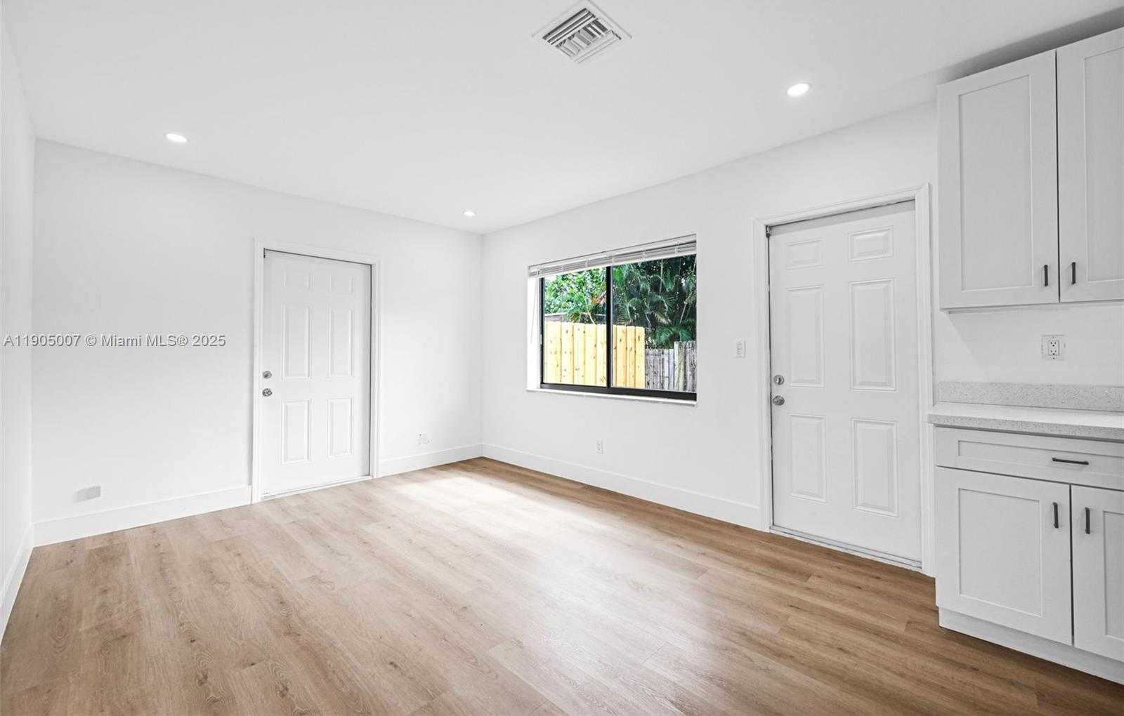 Small Image of 1918 TAFT ST, Hollywood Number 48