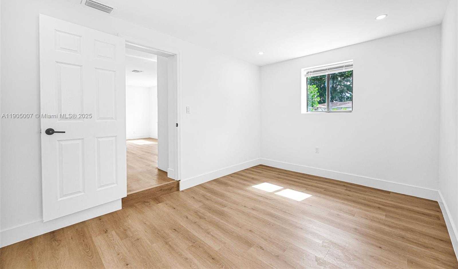 Small Image of 1918 TAFT ST, Hollywood Number 58