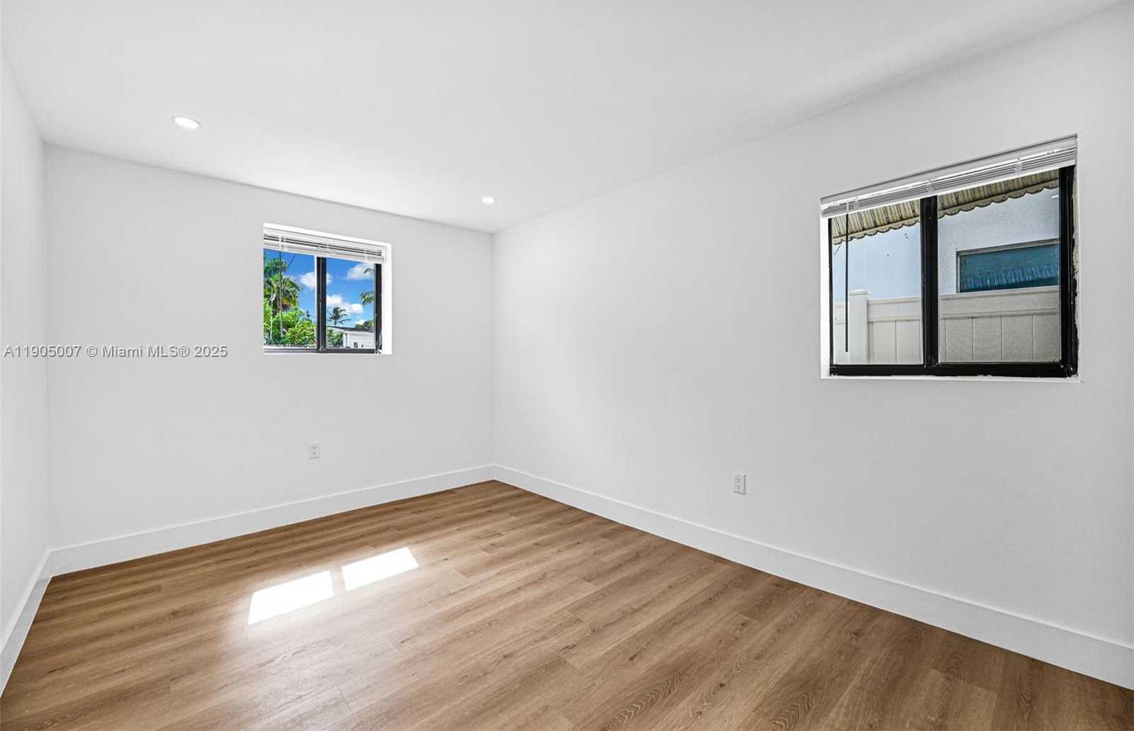 Small Image of 1918 TAFT ST, Hollywood Number 59